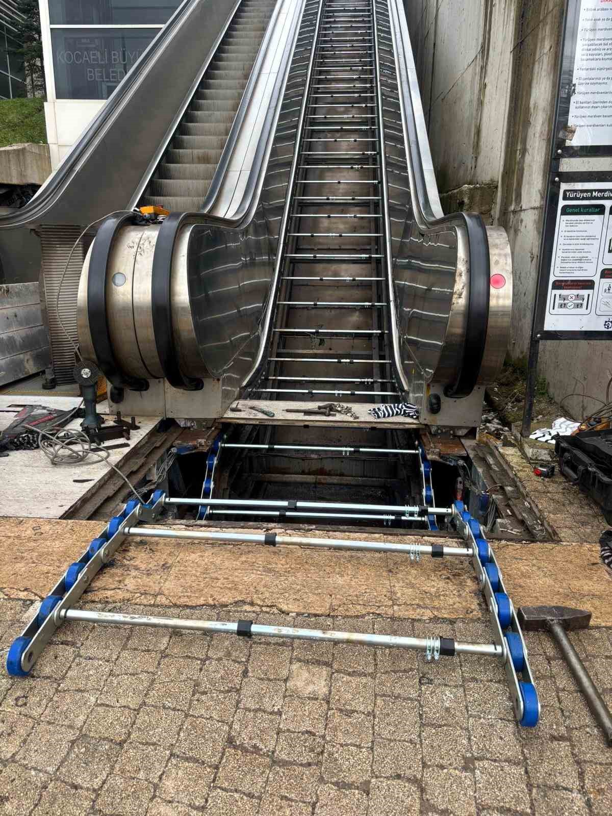 Yürüyen merdiven ve asansörlerde periyodik bakım sürüyor
