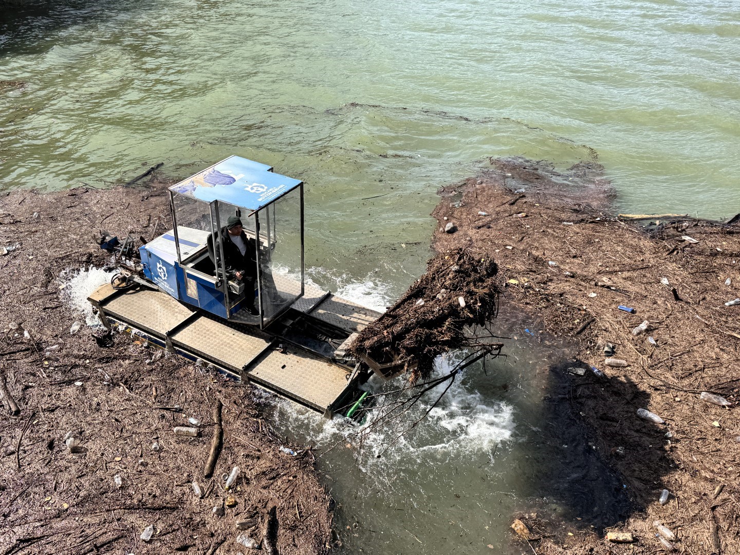 Yüzde 100 doluluğa ulaşan Yuvacık Barajı’ndan 9 kamyon atık çıkarıldı
Yüzde 100 doluluğa ulaşan Yuvacık Barajı’ndan 9 kamyon atık çıkarıldı