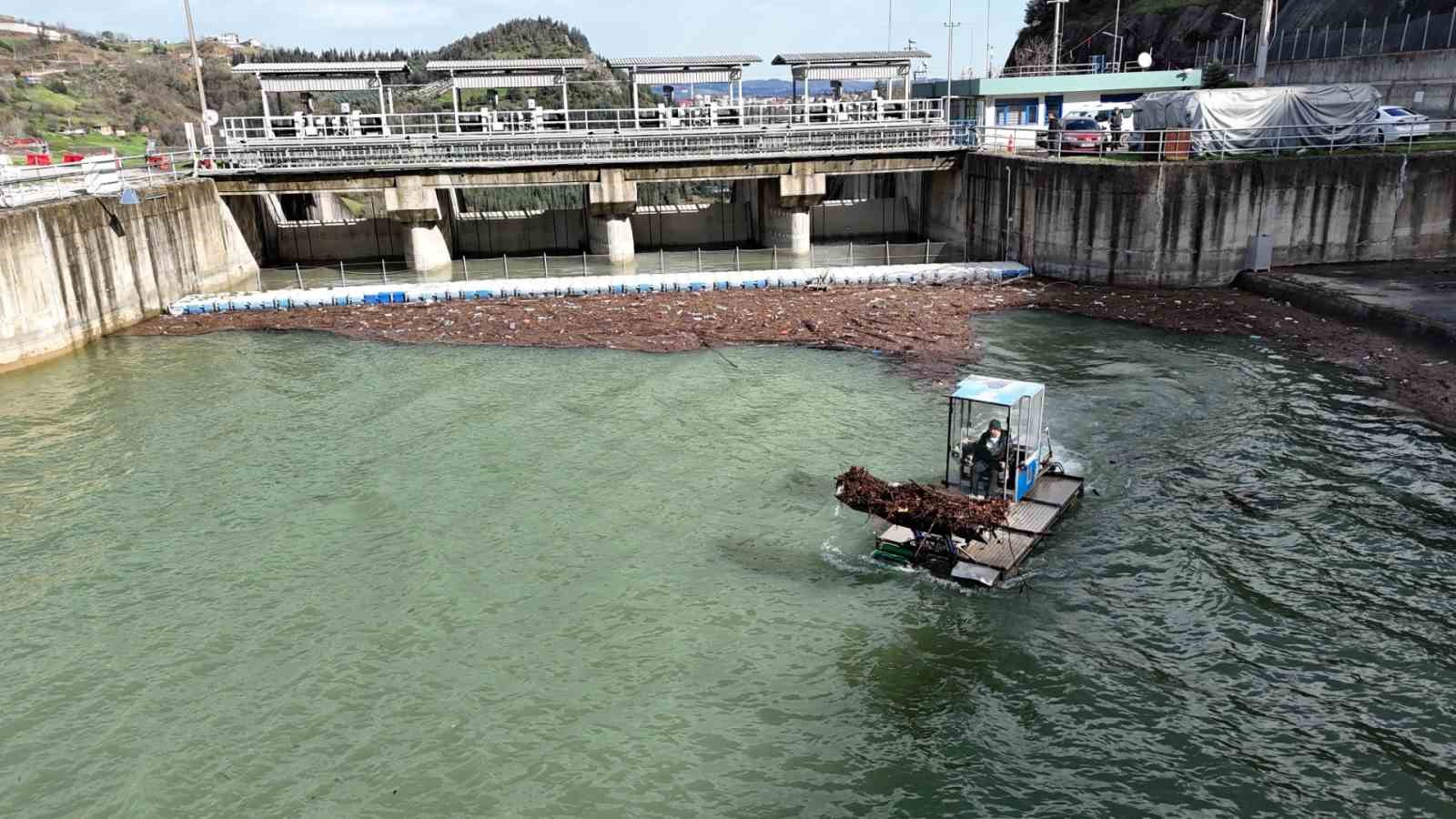 Yüzde 100 doluluğa ulaşan Yuvacık Barajı’ndan 9 kamyon atık çıkarıldı
Yüzde 100 doluluğa ulaşan Yuvacık Barajı’ndan 9 kamyon atık çıkarıldı