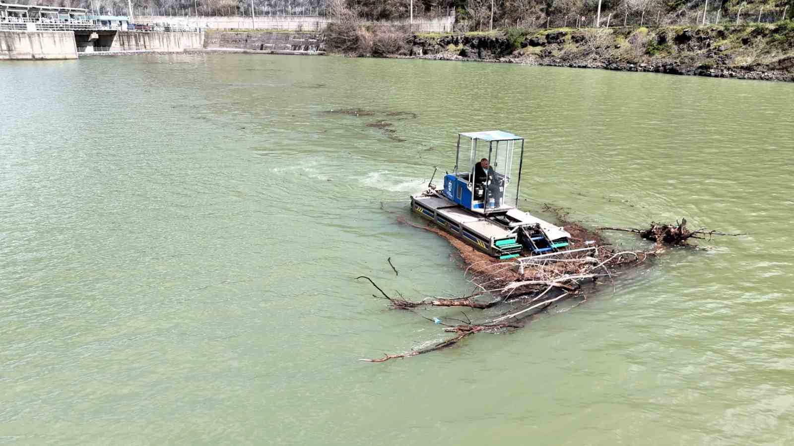 Yüzde 100 doluluğa ulaşan Yuvacık Barajı’ndan 9 kamyon atık çıkarıldı
Yüzde 100 doluluğa ulaşan Yuvacık Barajı’ndan 9 kamyon atık çıkarıldı