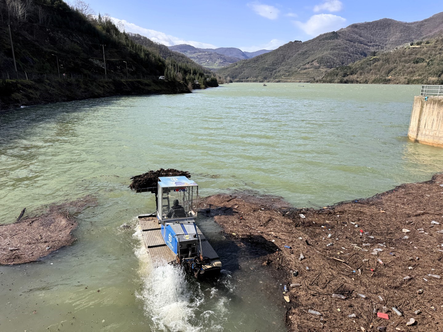 Yüzde 100 doluluğa ulaşan Yuvacık Barajı’ndan 9 kamyon atık çıkarıldı
Yüzde 100 doluluğa ulaşan Yuvacık Barajı’ndan 9 kamyon atık çıkarıldı