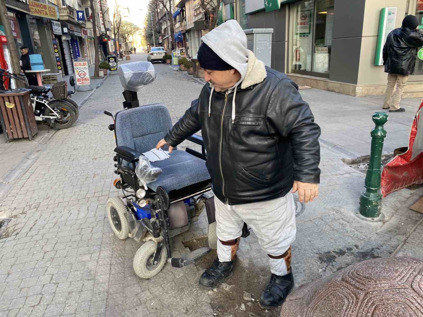 Yüzde 76 engeli olmasına ekmek parasını kazanmak için eksi 17 derecede simit satıyor
