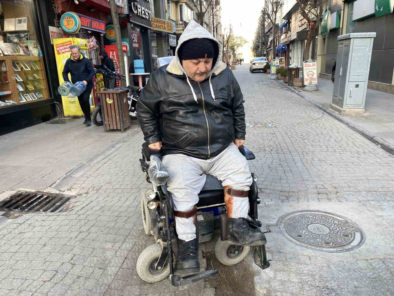 Yüzde 76 engeli olmasına ekmek parasını kazanmak için eksi 17 derecede simit satıyor
