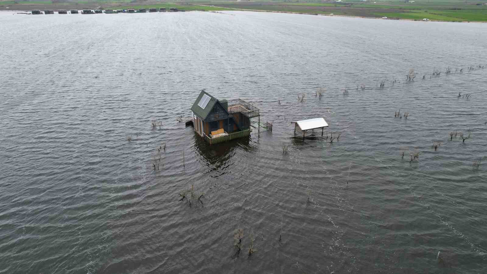 Yüzen evler...Ulubat Gölü taştı, felaket havadan görüntülendi
