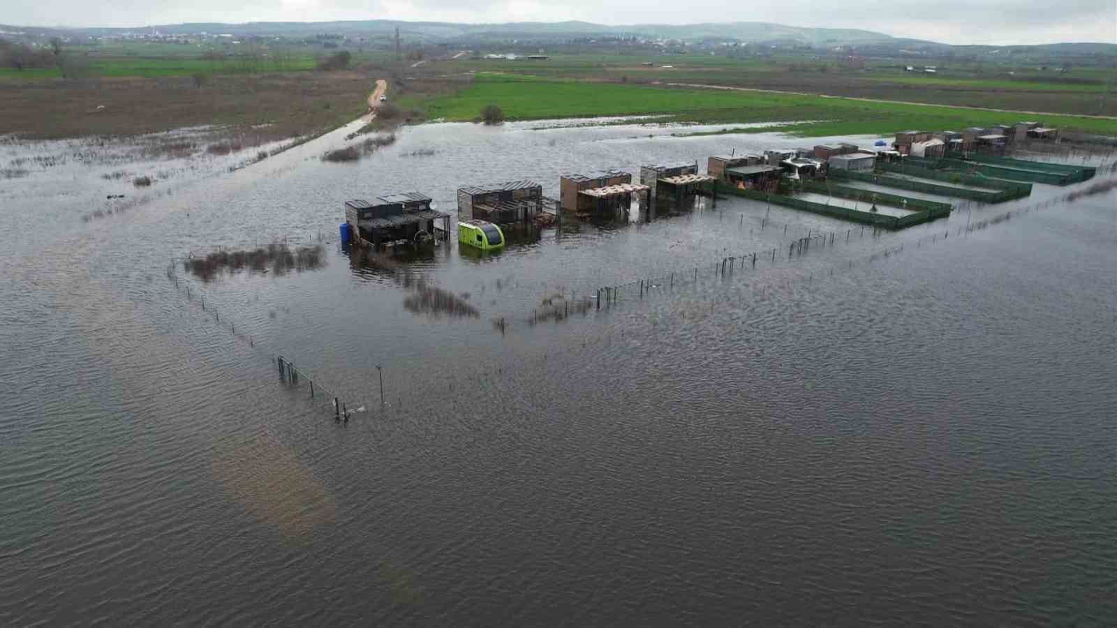 Yüzen evler...Ulubat Gölü taştı, felaket havadan görüntülendi
