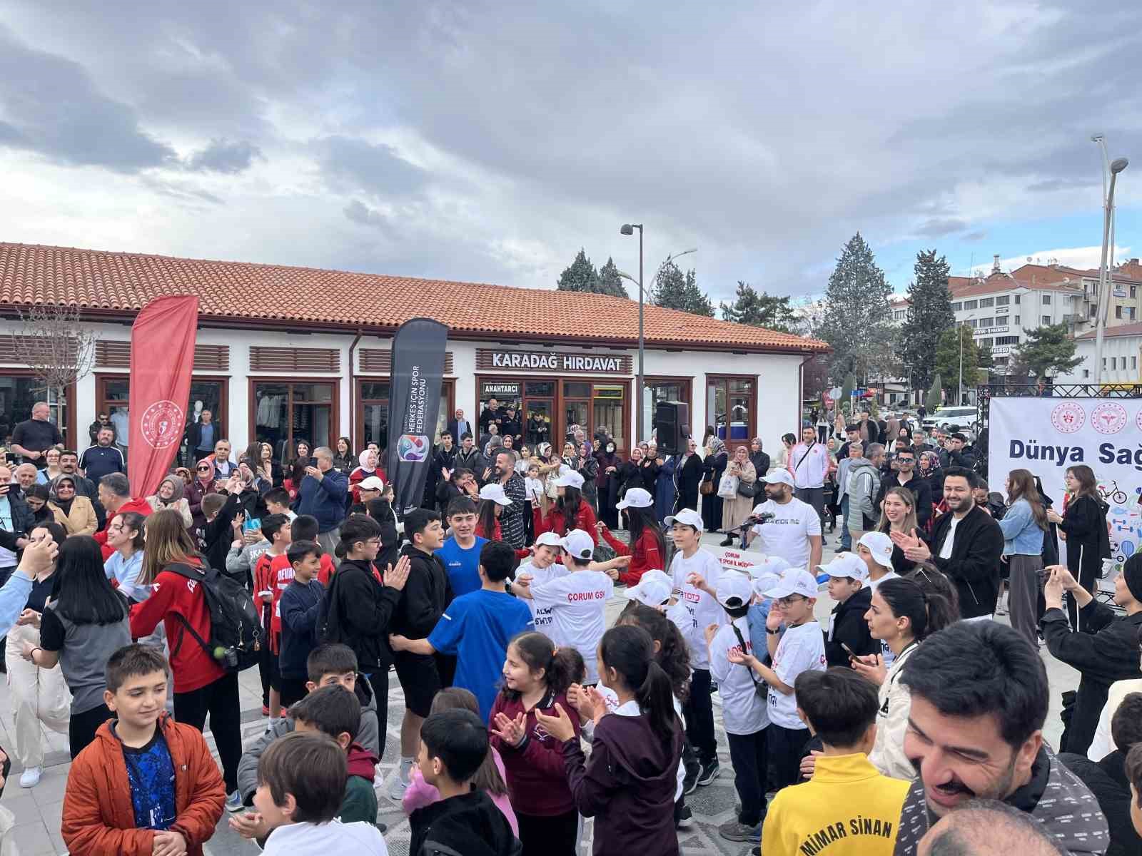 Yüzlerce kişi sağlıklı yaşama dikkat çekmek için yürüdü
