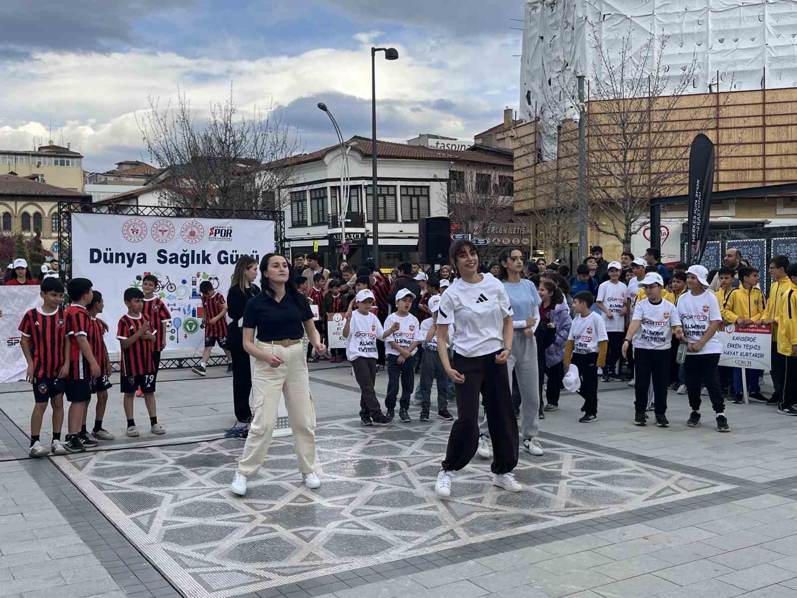 Yüzlerce kişi sağlıklı yaşama dikkat çekmek için yürüdü
