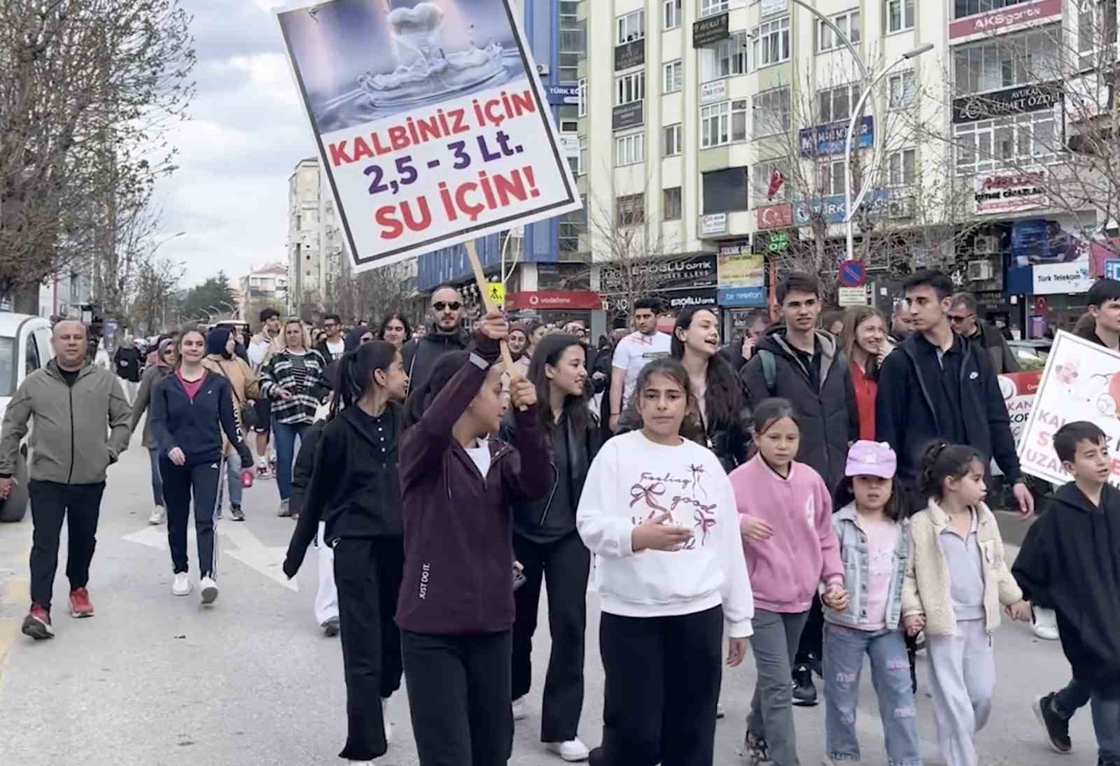 Yüzlerce kişi sağlıklı yaşama dikkat çekmek için yürüdü
