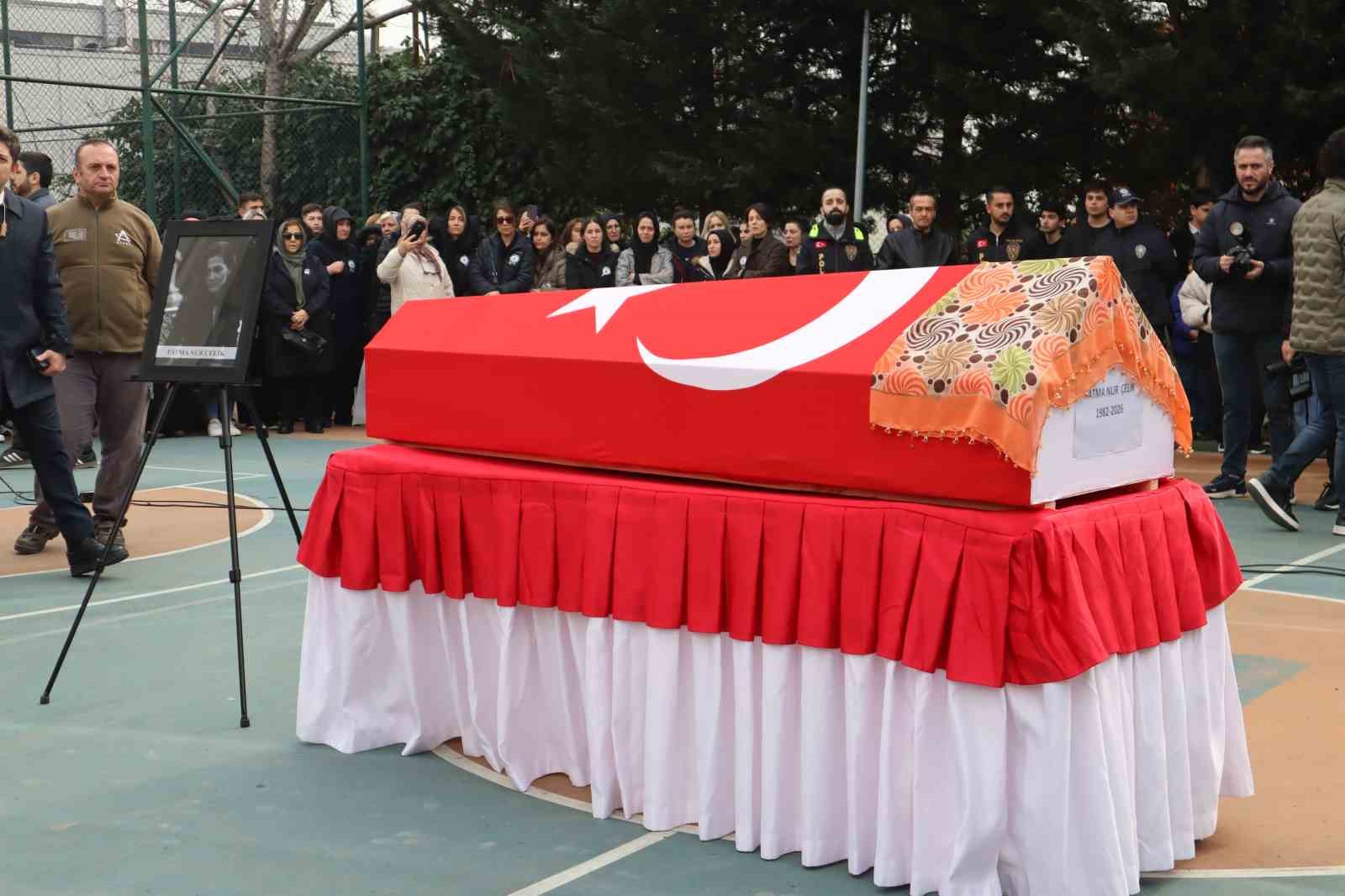Yüzlerce meslektaşı Fatma Nur öğretmeni son yolculuğuna uğurladı
Yüzlerce meslektaşı Fatma Nur öğretmeni son yolculuğuna uğurladı