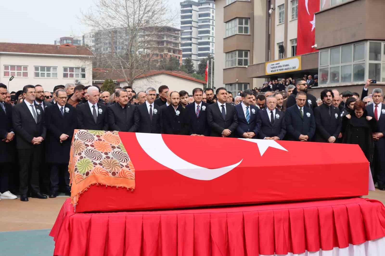 Yüzlerce meslektaşı Fatma Nur öğretmeni son yolculuğuna uğurladı
Yüzlerce meslektaşı Fatma Nur öğretmeni son yolculuğuna uğurladı
