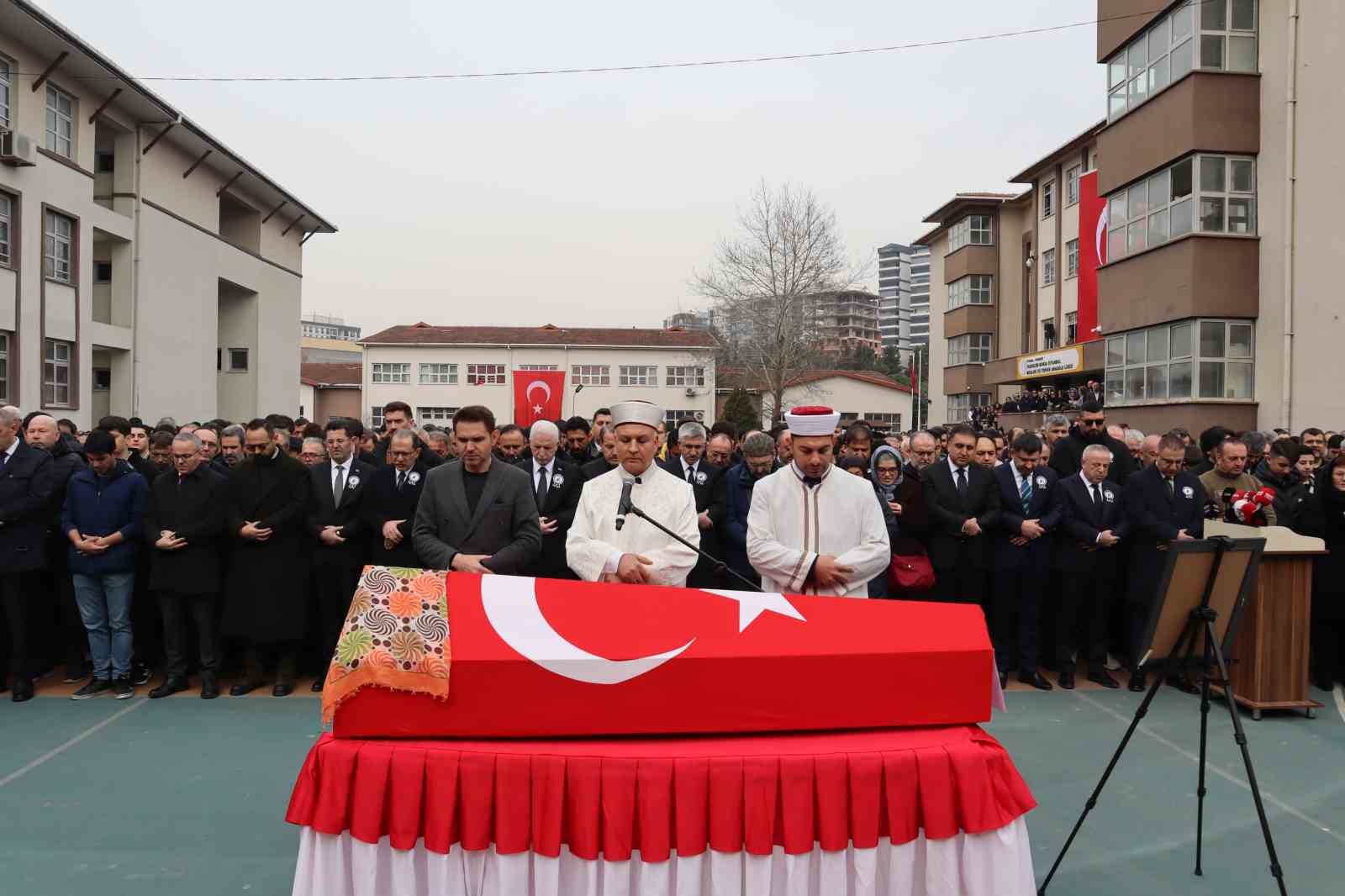 Yüzlerce meslektaşı Fatma Nur öğretmeni son yolculuğuna uğurladı
Yüzlerce meslektaşı Fatma Nur öğretmeni son yolculuğuna uğurladı