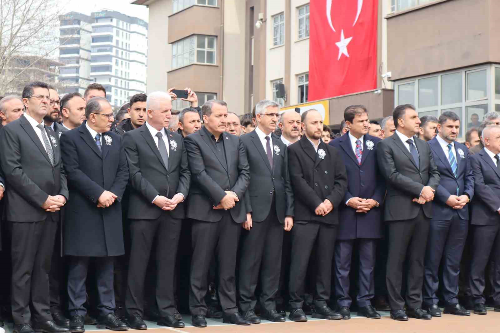 Yüzlerce meslektaşı Fatma Nur öğretmeni son yolculuğuna uğurladı
Yüzlerce meslektaşı Fatma Nur öğretmeni son yolculuğuna uğurladı