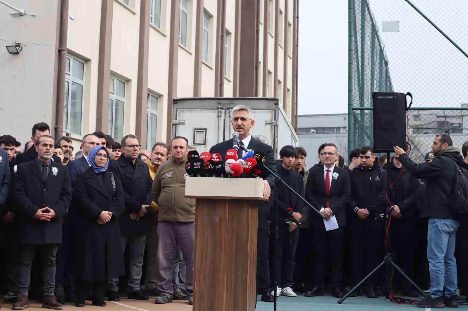 Yüzlerce meslektaşı Fatma Nur öğretmeni son yolculuğuna uğurladı
Yüzlerce meslektaşı Fatma Nur öğretmeni son yolculuğuna uğurladı