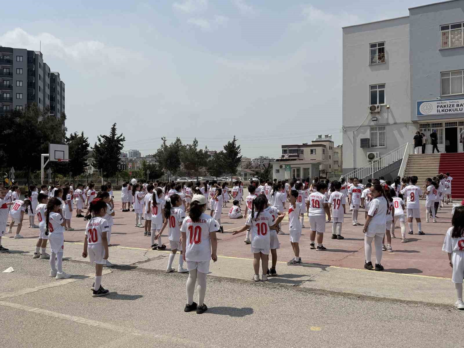 Yüzlerce öğrenciden Arda Güler’e "10 numara" davet
