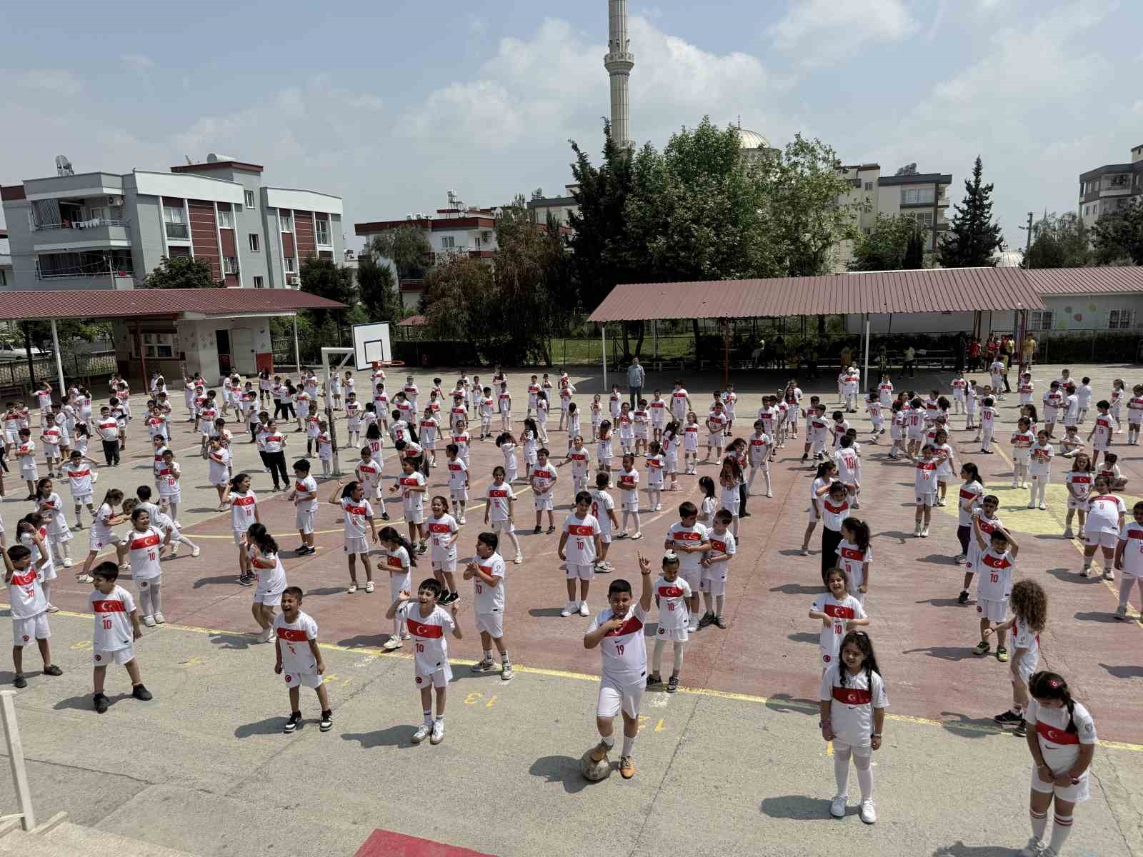 Yüzlerce öğrenciden Arda Güler’e "10 numara" davet
