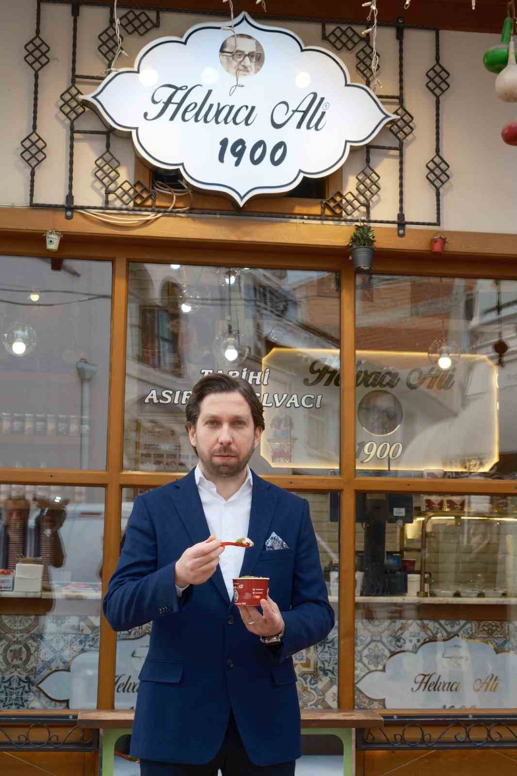 Yüzlerce yıllık tatlıyı dondurmayla buluşturdu; şimdi dünyaya satıyor
