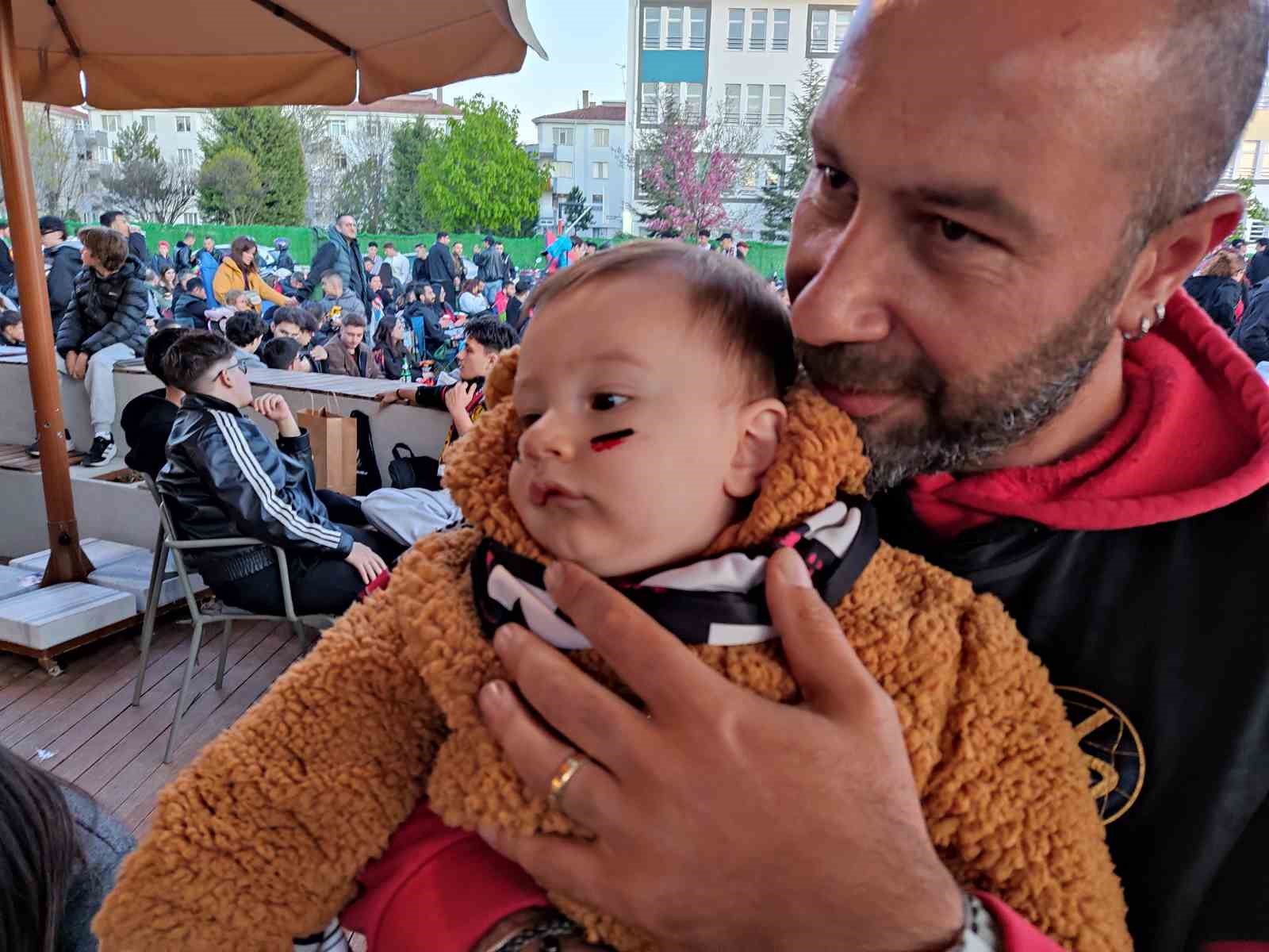 Yüzü boyalı minik Eskişehirspor taraftarı babasının kucağında maçı izledi

