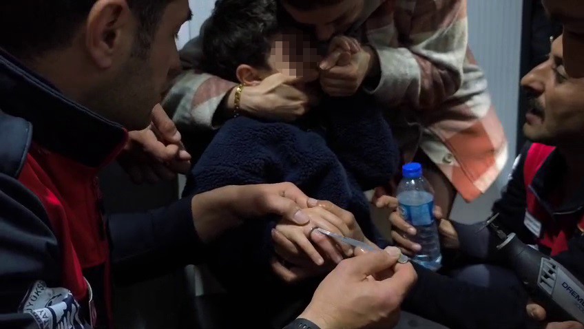 Yüzük çıkarma operasyonunda gözyaşlarına boğulan çocuğu annesi ve itfaiye ekipleri teselli etti

