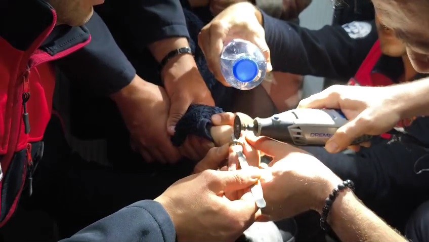 Yüzük çıkarma operasyonunda gözyaşlarına boğulan çocuğu annesi ve itfaiye ekipleri teselli etti
