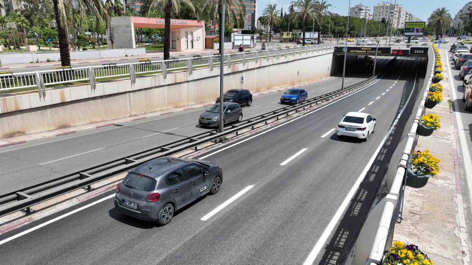 Yüzüncü Yıl Bulvarı’nda asfaltlama çalışması tamamlandı
