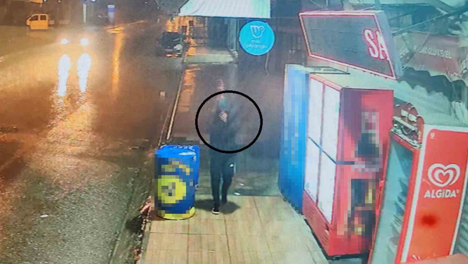 Yüzünü eliyle kapatarak büfeden alkol çalan hırsız yakayı ele verdi
