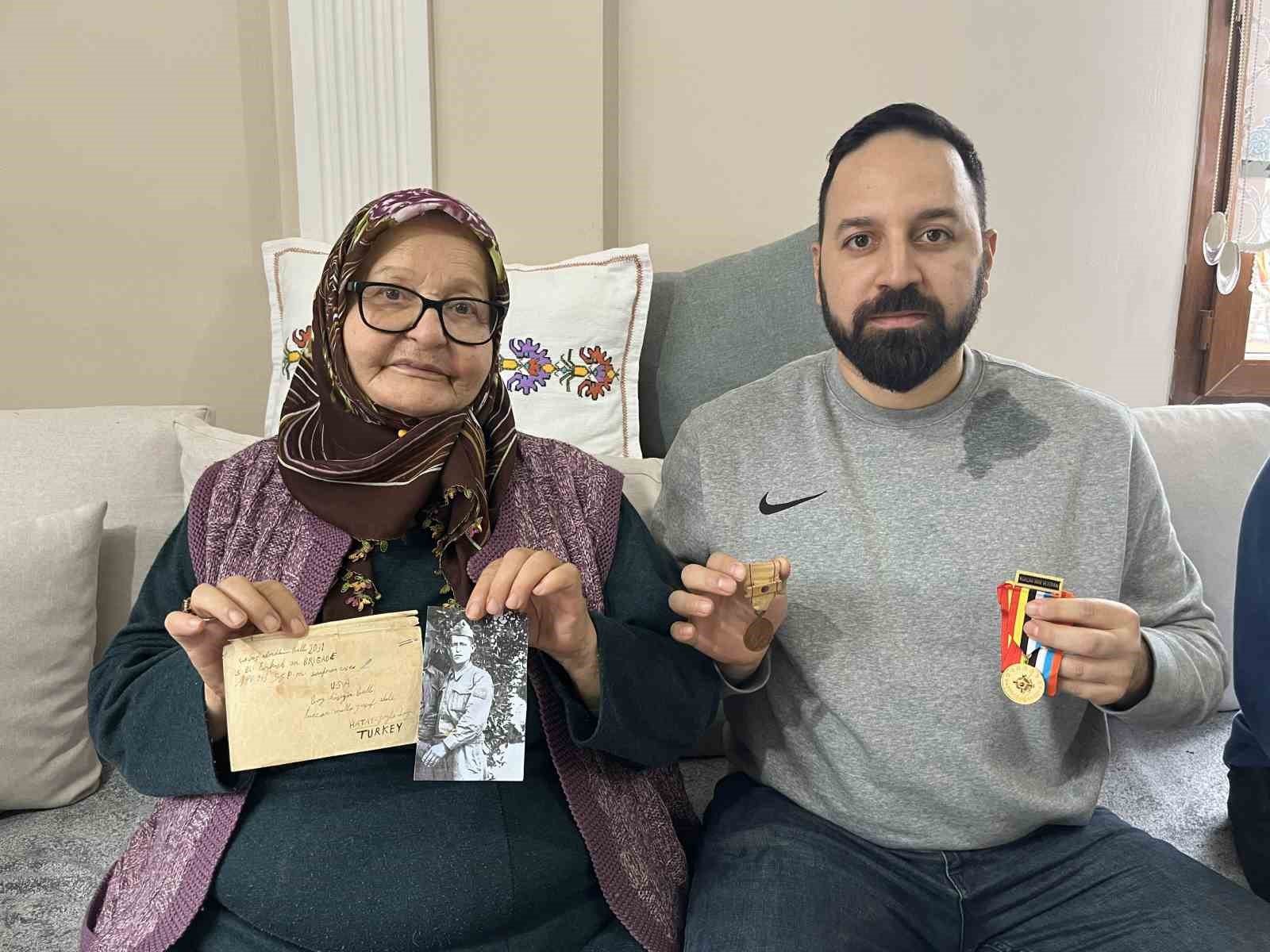 Yüzünü görüp, sesini duymadığı şehit babasının kendisi için yazdığı 75 yıllık mektubu yıllardır saklıyor
Yüzünü görüp, sesini duymadığı şehit babasının kendisi için yazdığı 75 yıllık mektubu yıllardır saklıyor