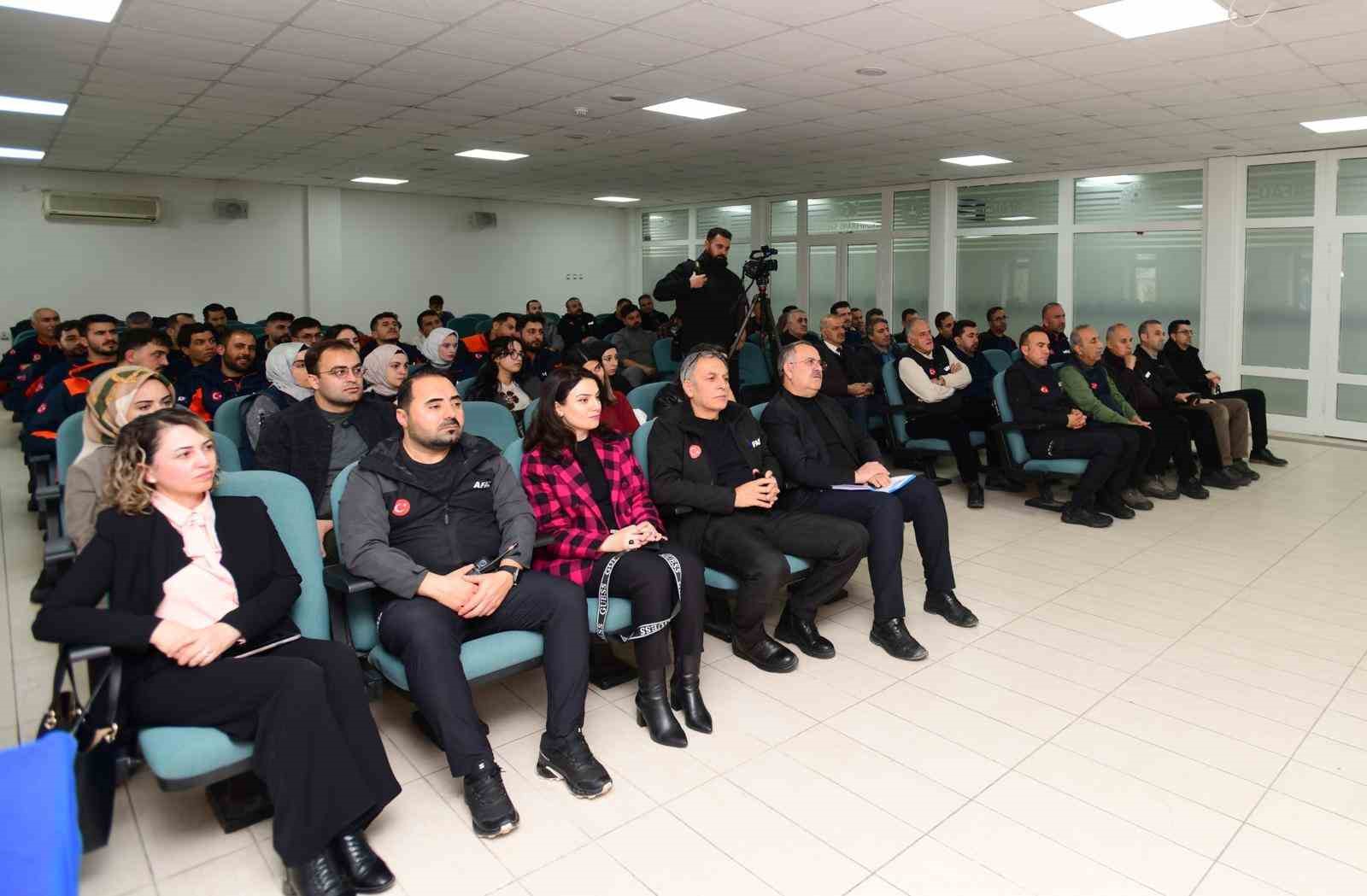 YYÜ’de "Van İlinin Depremselliği" söyleşi düzenlendi
