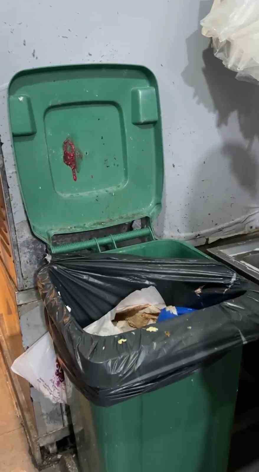 Zabıta denetimi esnasında mutfak tezgahında yıkanan paspas mide bulandırdı

