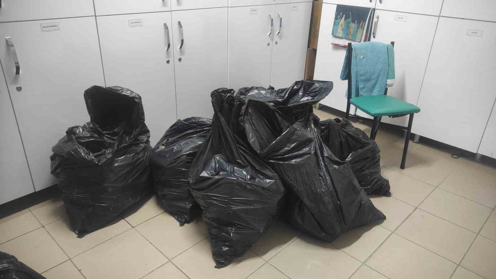 Zabıta ekipleri güzellik salonlarına yaptığı denetimde son kullanma tarihi geçen bin 500 ürüne el koydu
Zabıta ekipleri güzellik salonlarına yaptığı denetimde son kullanma tarihi geçen bin 500 ürüne el koydu