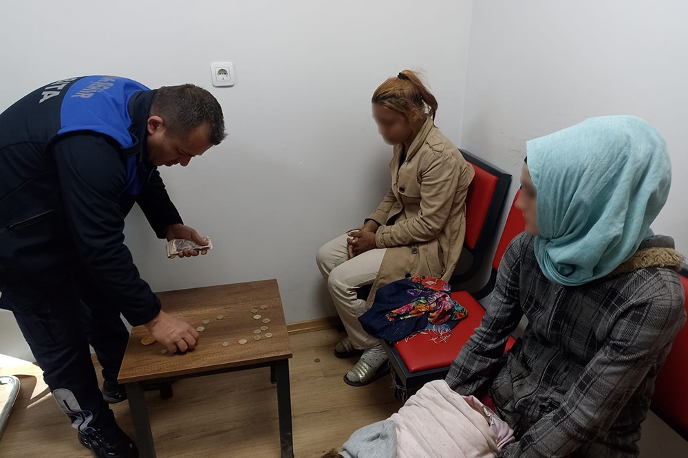 Zabıta operasyonuyla yakalanan dilencilerin üzerinde 4 bin TL’yi bulan para ele geçirildi
