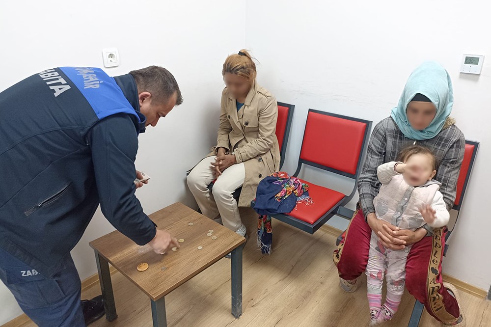 Zabıta operasyonuyla yakalanan dilencilerin üzerinde 4 bin TL’yi bulan para ele geçirildi
