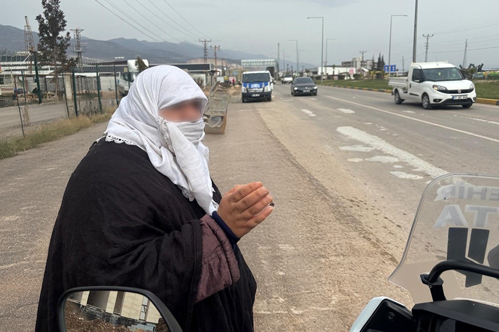 Zabıta operasyonuyla yakalanan dilencilerin üzerinde 4 bin TL’yi bulan para ele geçirildi
