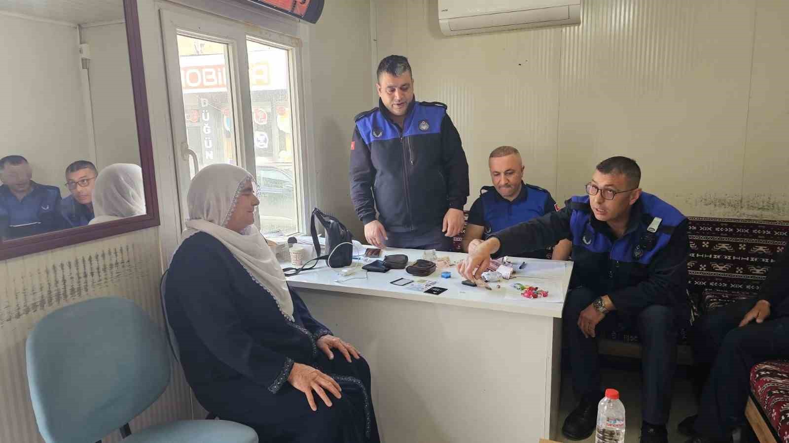 Zabıta tarafından bulunan para ve altın sahibine teslim edildi
