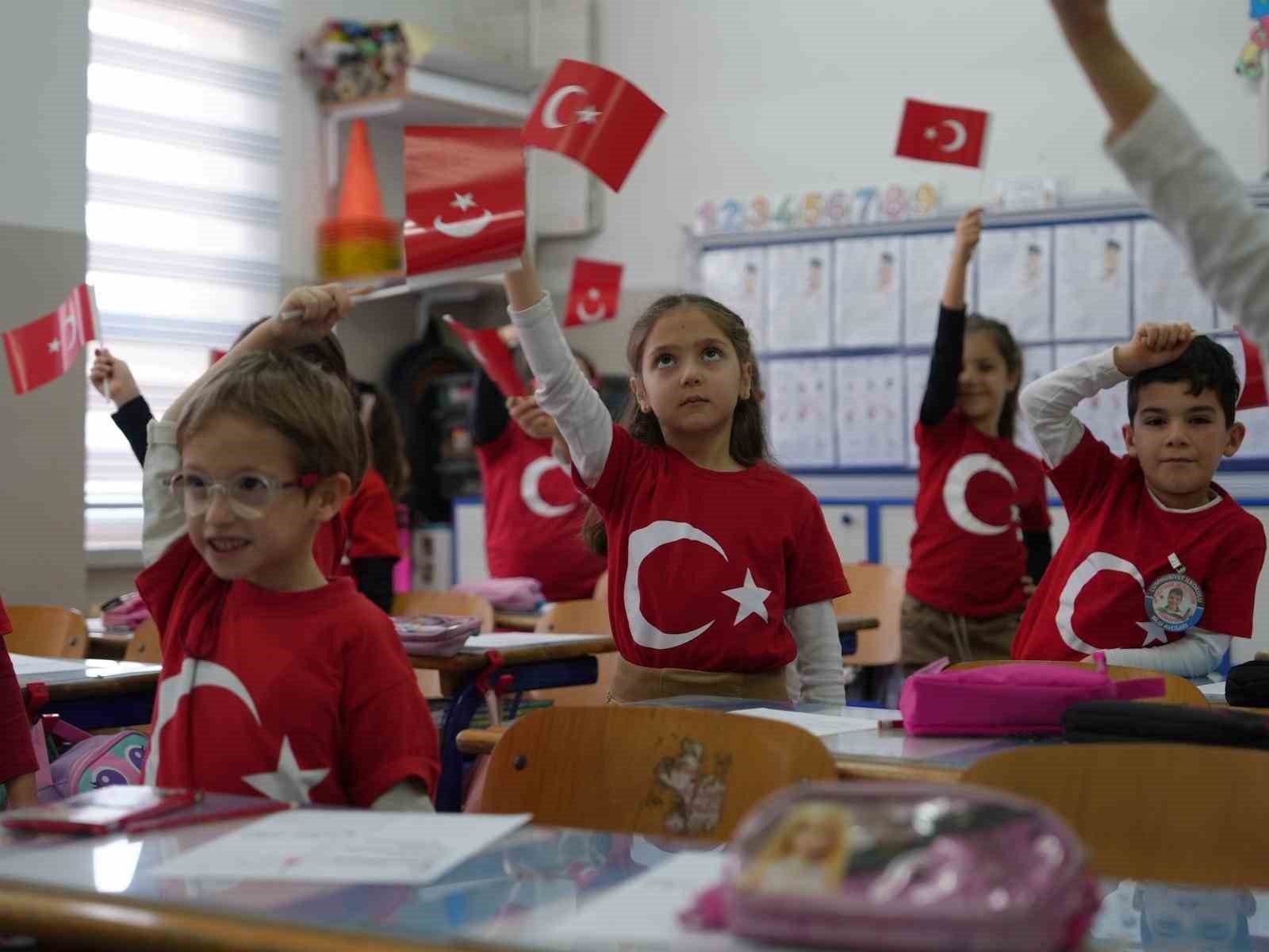 Zabıtadan bayrak sevgisine destek
