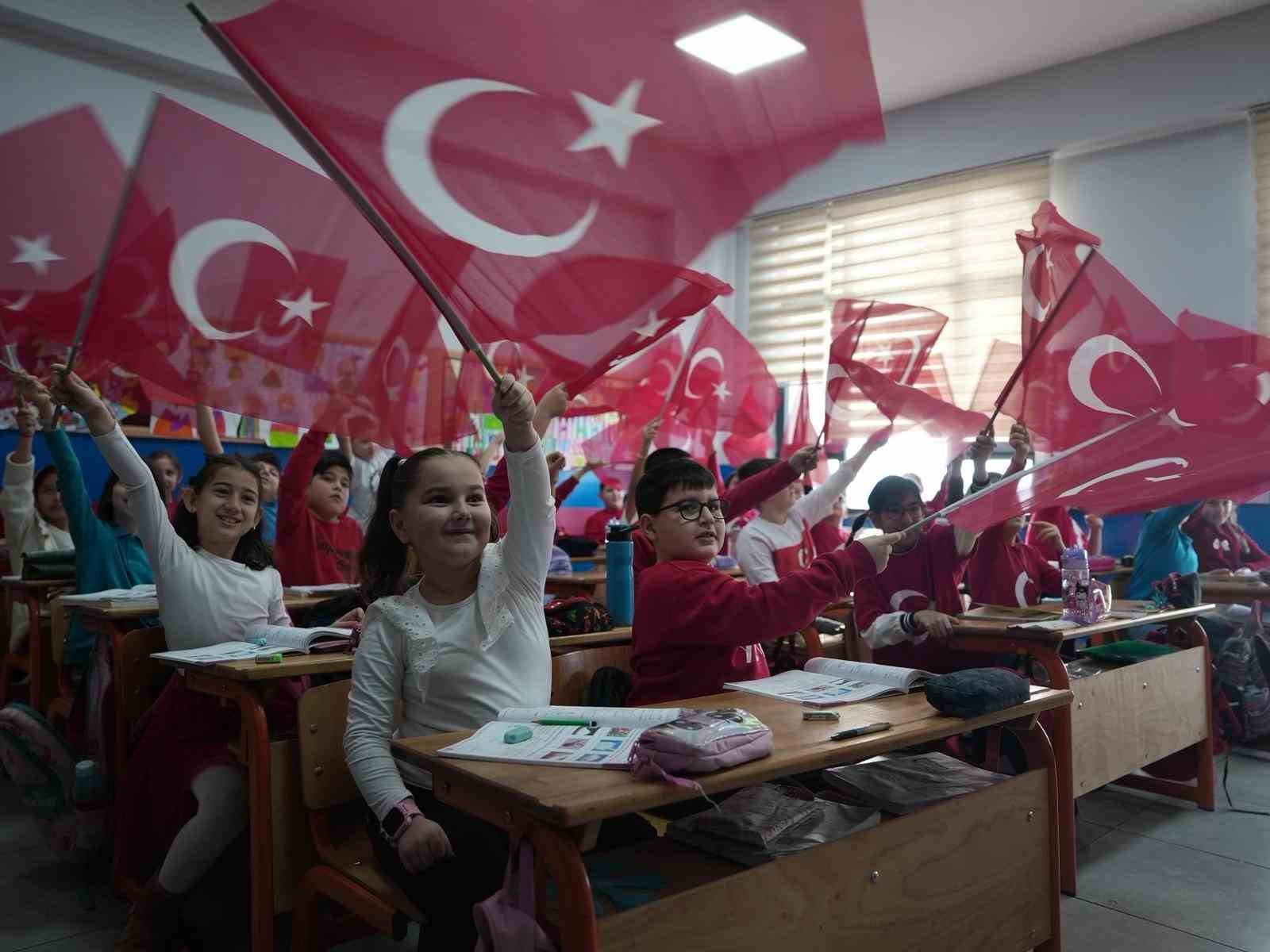 Zabıtadan bayrak sevgisine destek
