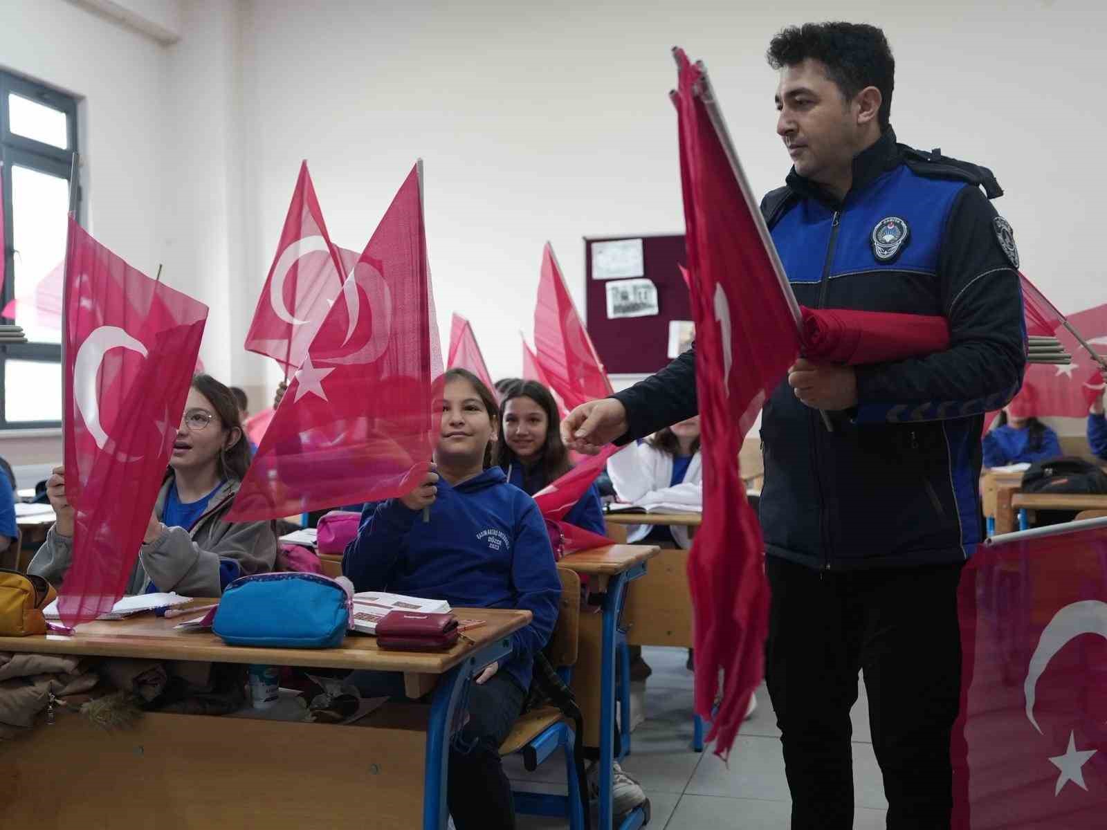 Zabıtadan bayrak sevgisine destek
