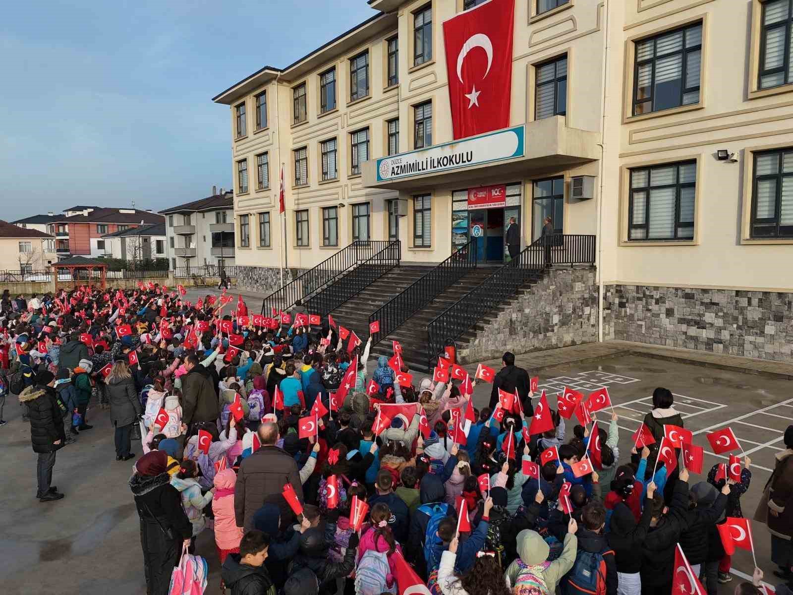 Zabıtadan bayrak sevgisine destek
