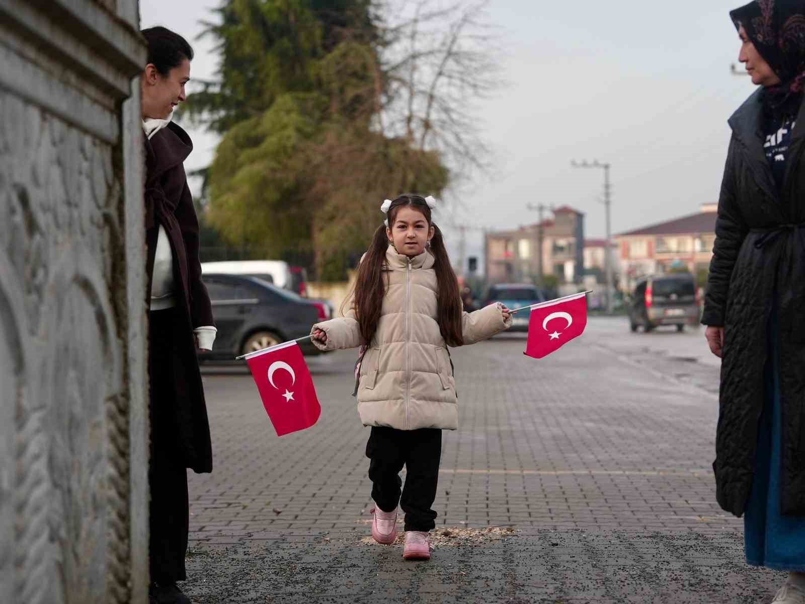 Zabıtadan bayrak sevgisine destek
