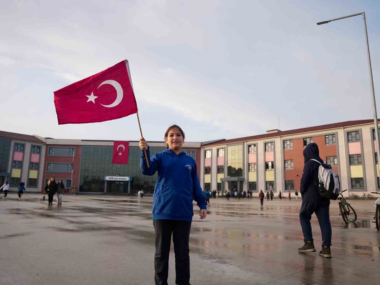 Zabıtadan bayrak sevgisine destek
