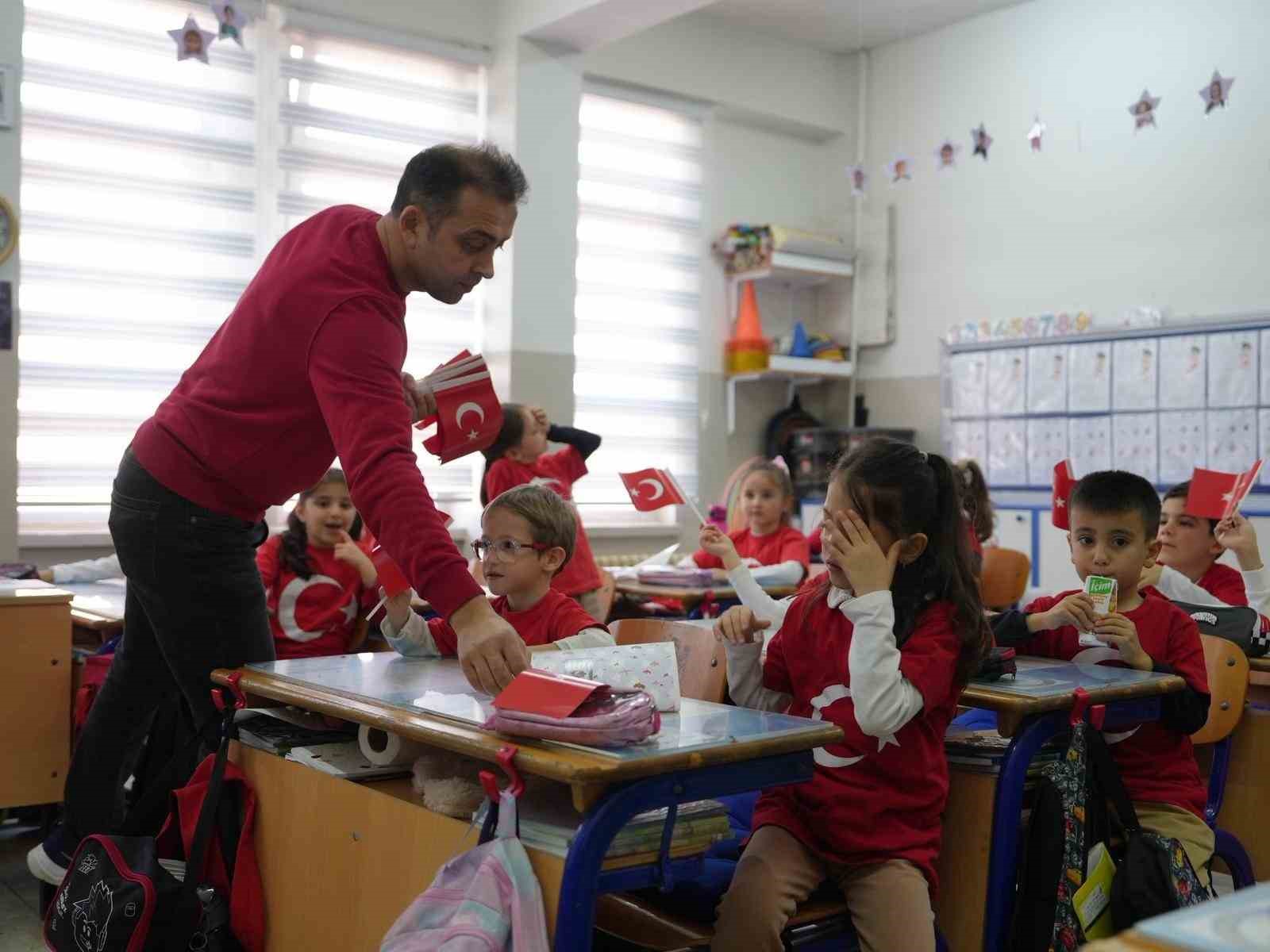 Zabıtadan bayrak sevgisine destek
