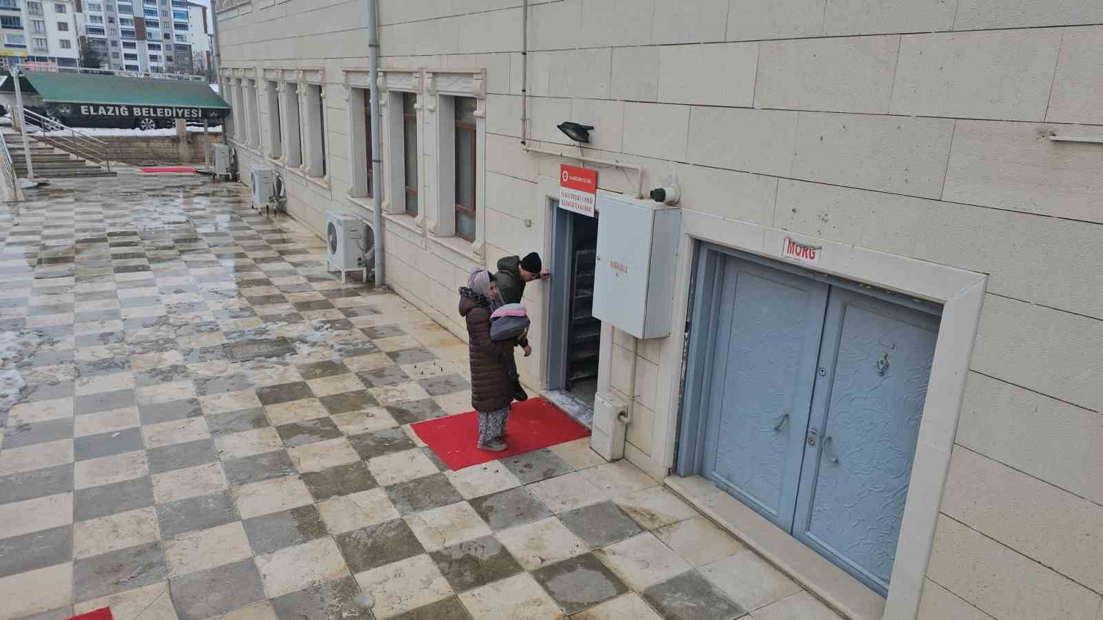 Zabıtadan kaçan dilenciler cami tuvaletinde yakalandı
