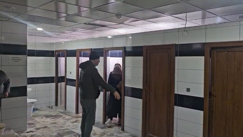 Zabıtadan kaçan dilenciler cami tuvaletinde yakalandı
