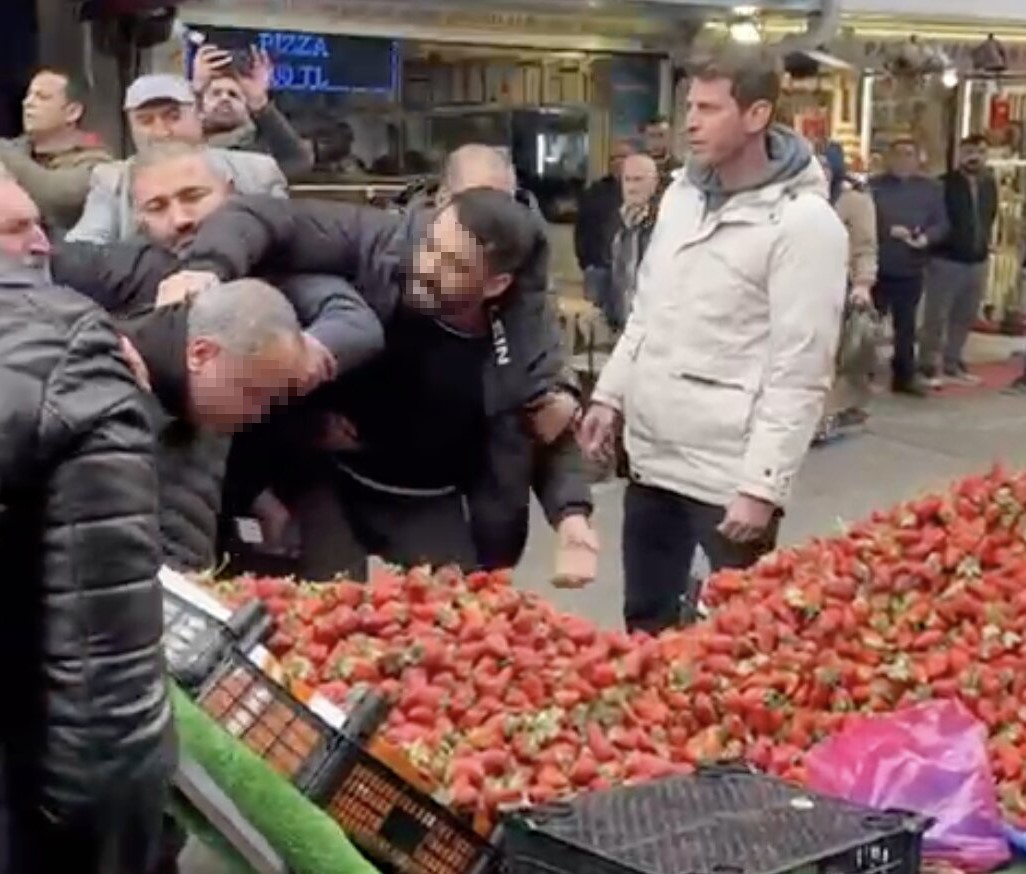 Zabıtaya tekme tokat saldırı: Seyyar satıcı ortalığı karıştırdı
