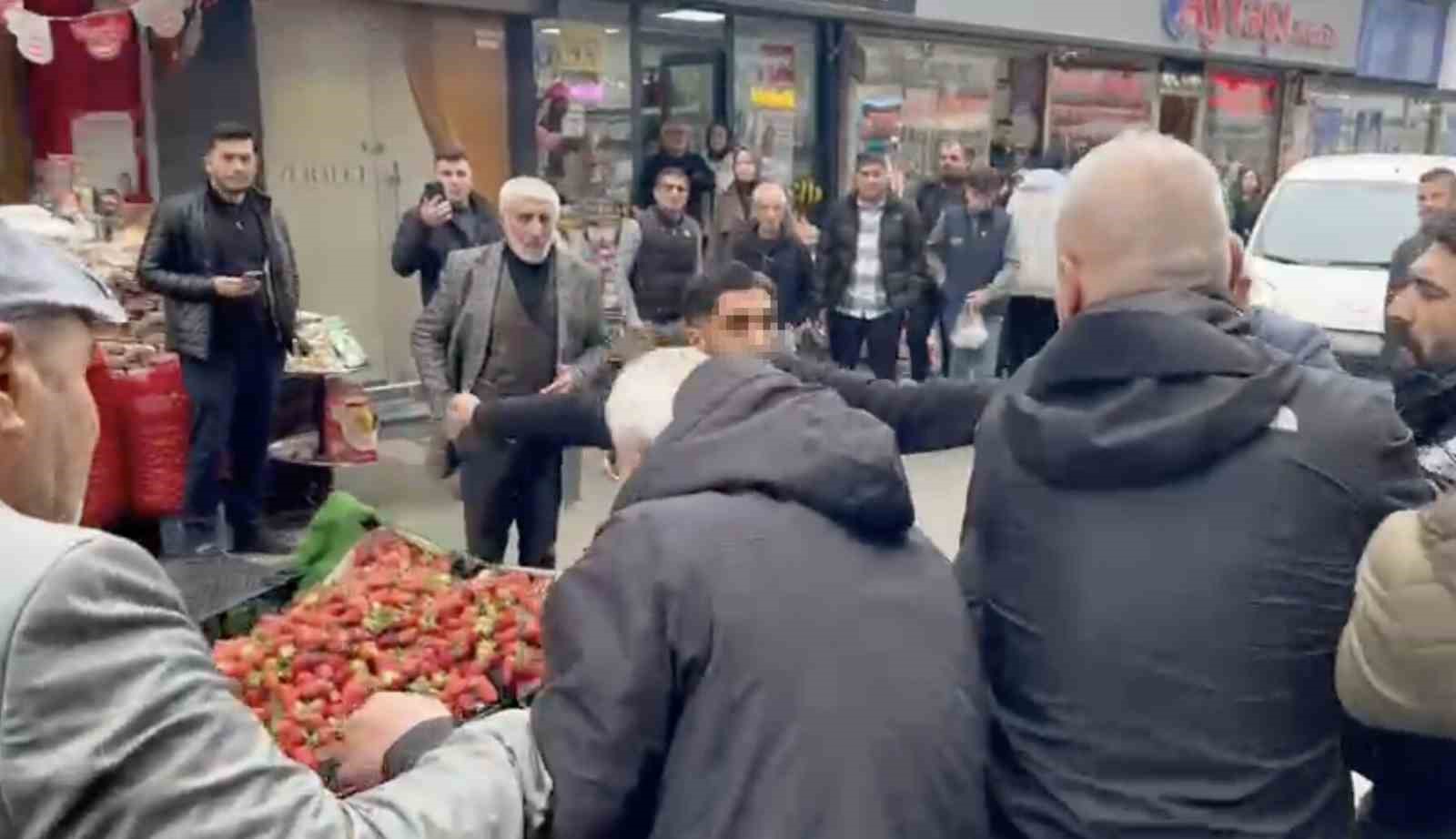 Zabıtaya tekme tokat saldırı: Seyyar satıcı ortalığı karıştırdı
