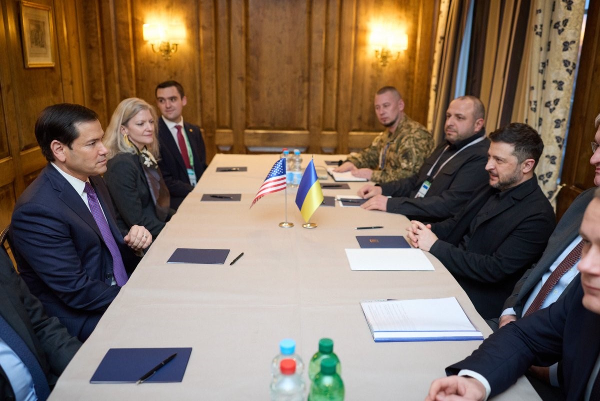 Zelenskiy, barış görüşmeleri öncesinde ABD Dışişleri Bakanı Rubio ile bir araya geldi
Zelenskiy, barış görüşmeleri öncesinde ABD Dışişleri Bakanı Rubio ile bir araya geldi