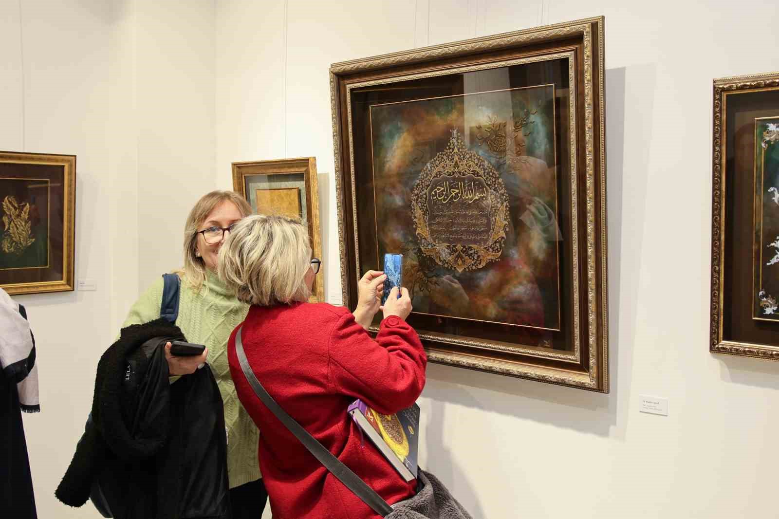 ‘Zer-i nab’ tezhip sergisi Bursa’da ziyarete açıldı
‘Zer-i nab’ tezhip sergisi Bursa’da ziyarete açıldı