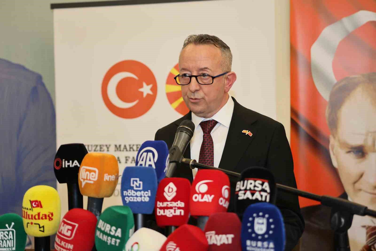 ‘Zer-i nab’ tezhip sergisi Bursa’da ziyarete açıldı
‘Zer-i nab’ tezhip sergisi Bursa’da ziyarete açıldı