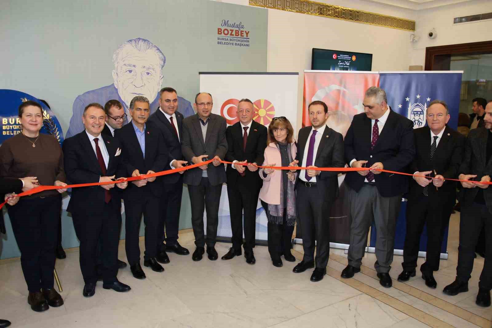 ‘Zer-i nab’ tezhip sergisi Bursa’da ziyarete açıldı
‘Zer-i nab’ tezhip sergisi Bursa’da ziyarete açıldı