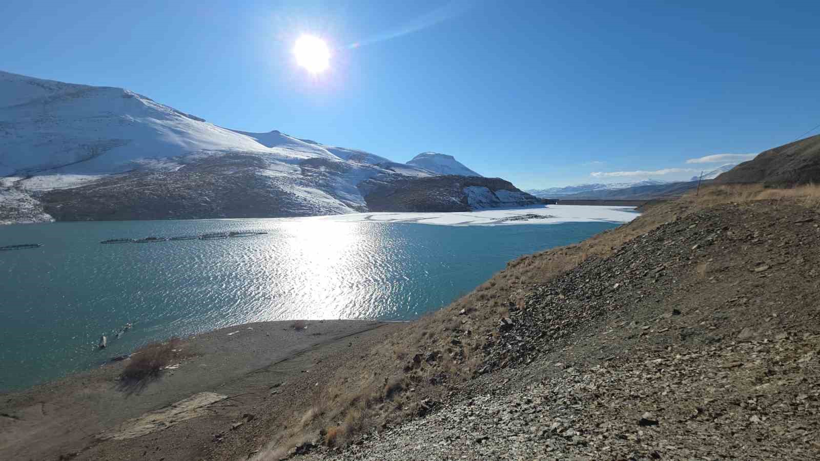 Zernek Barajı’nın buzları çözülmeye başladı
