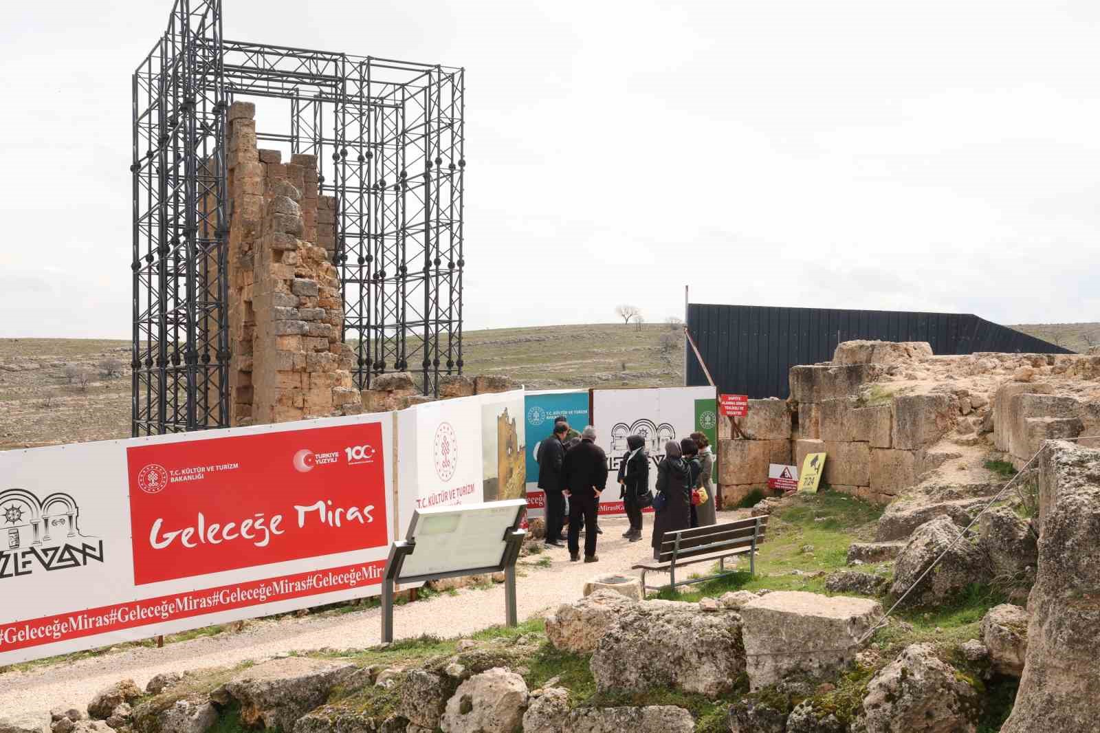 Zerzevan Kalesi yağışlı havaya rağmen bayramda 13 bin kişi ağırladı
